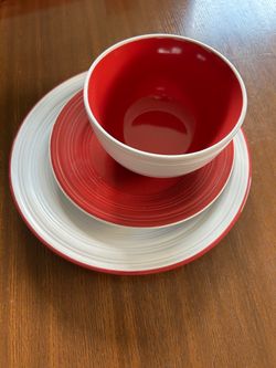 12 piece Sandra Lee Red and White dish set in West Seattle