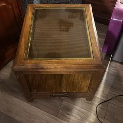 Beautiful end table with drawer 