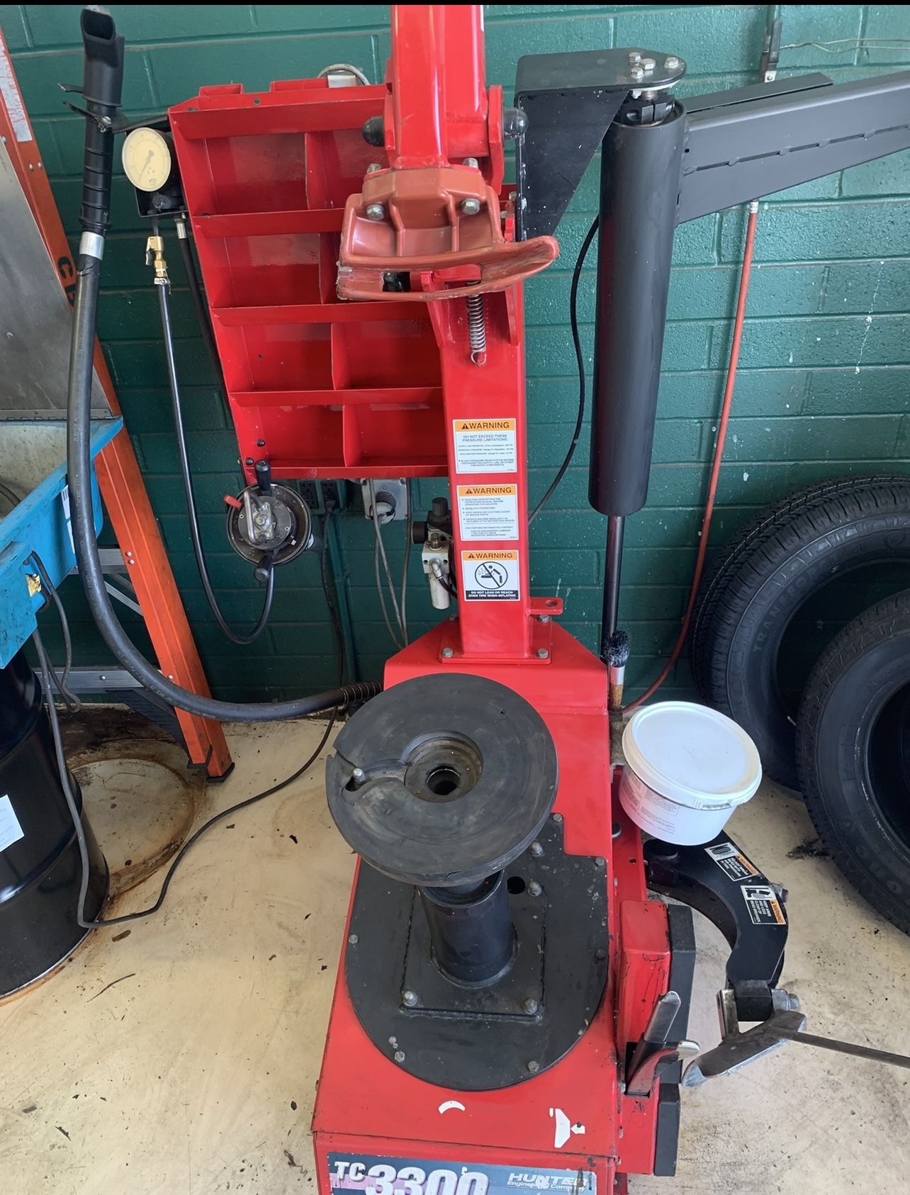 Hunter Center Clamp Tire Machine