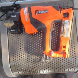 PASLODE 16GA. ANGLED FINISH NAILER WITH BATTERY AND CHARGER BRAND NEW NEVER USED 