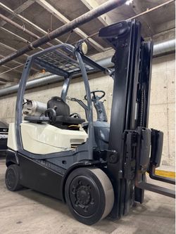 CROWN forklift latest model, 5000 lb, 3 stage, side shift