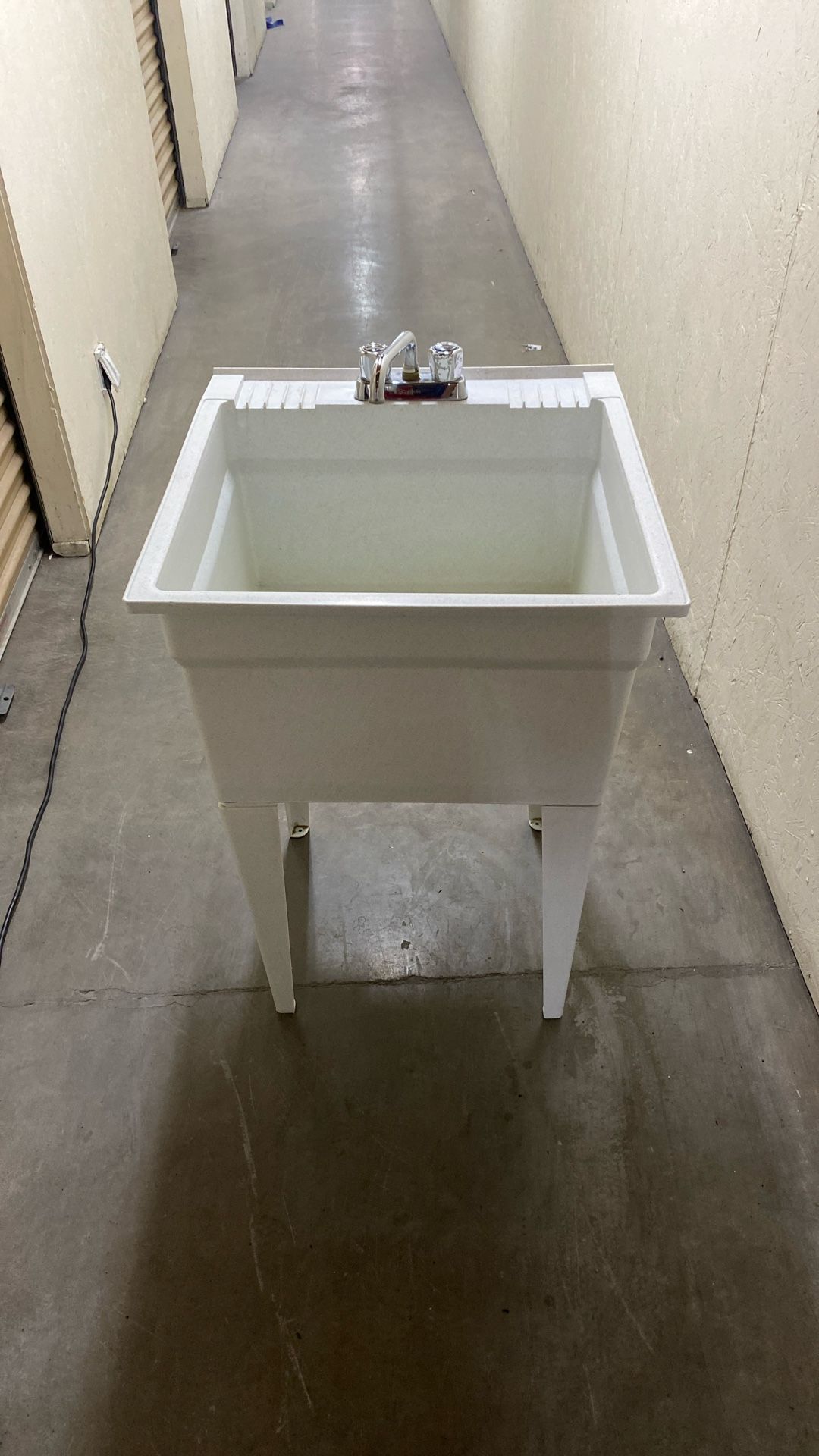 Freestanding sink