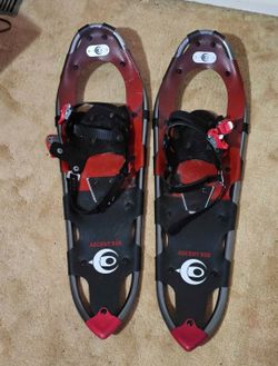 Crescent Moon Ascent 930 Red Black Snowshoes and bag