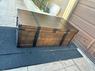 Coffee table with storage/Railwood