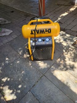 DEWALT Portable Air Compressor: Oil Free, 4.5 gal, Hot Dog, 1.6 hp, 5 cfm @ 90 psi, 120V AC, 15 A
Item 445K70Mfr. Model D55146
