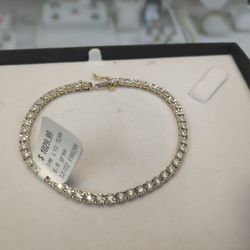 Tennis Bracelet Diamond Around It 6.8 Grams If You Are Interested Please Ask For Maribel Thank You 
