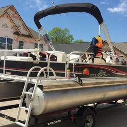 2011 Sun Tracker 21’ Fishing Barge