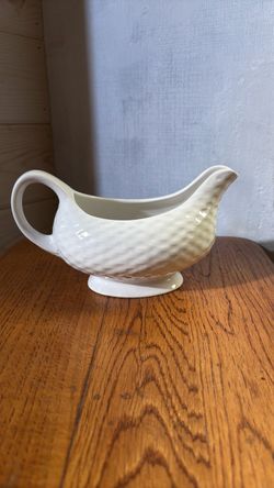 Basket wreath gravy boat