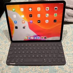 iPad Pro 11” First Generation 512gb Capacity WiFi Only It Comes With Keyboard In Excellent Condition 