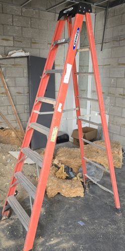 7 Step Foldable Step Ladder  375 lb Capacity 8 feet