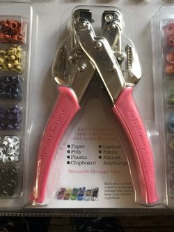 We R Memory Keepers Crop-A-Dile (643pc Hole Punch, Eyelet & Snap Setter  All-In-One) NIP for Sale in Pinole, CA - OfferUp