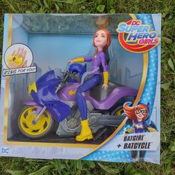2017 Mattel DC Superhero Girls Batgirl With Batcycle