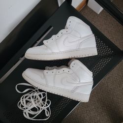 Jordan 1 Mid Triple White Size 7Y** In Cicero 