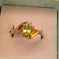 PERIDOT AND DIAMOND RING 10 KARAT GOLD SIZE 6