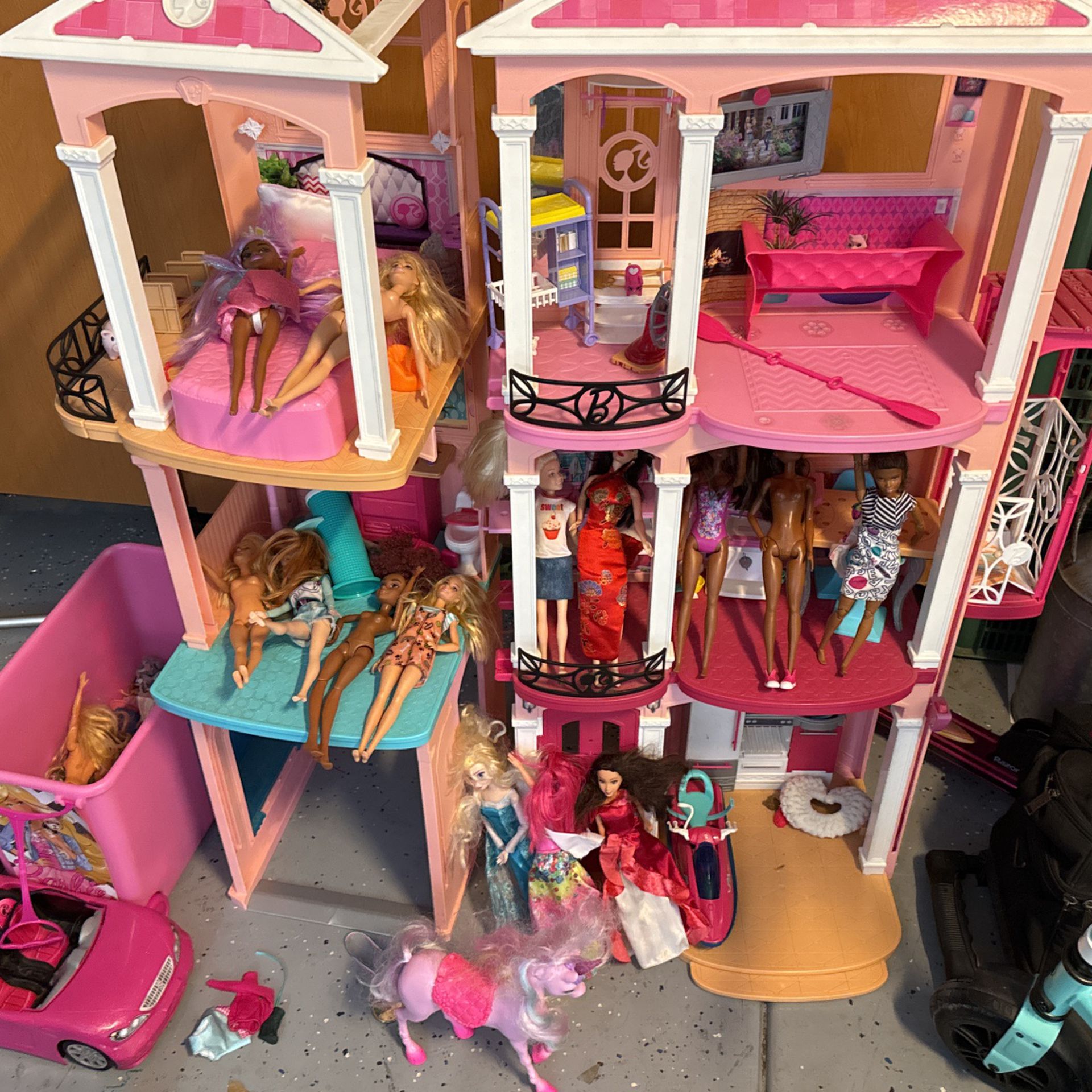 Barbie House, Barbie dolls and Accessories 