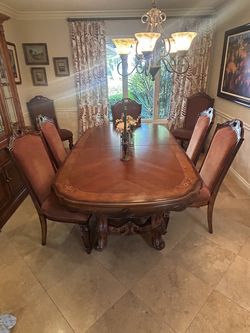 Elegant Dining room set w/ 8 chairs and China hutch