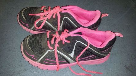 Size 7 running shoes