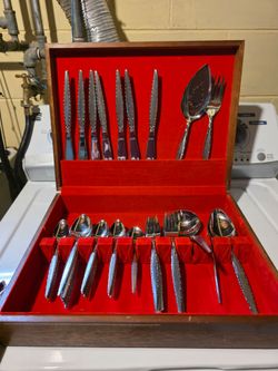 55 piece Oneida Stainless Steal Silverware and serving set in case