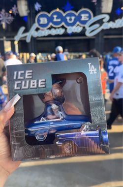 Ice cube bobble head