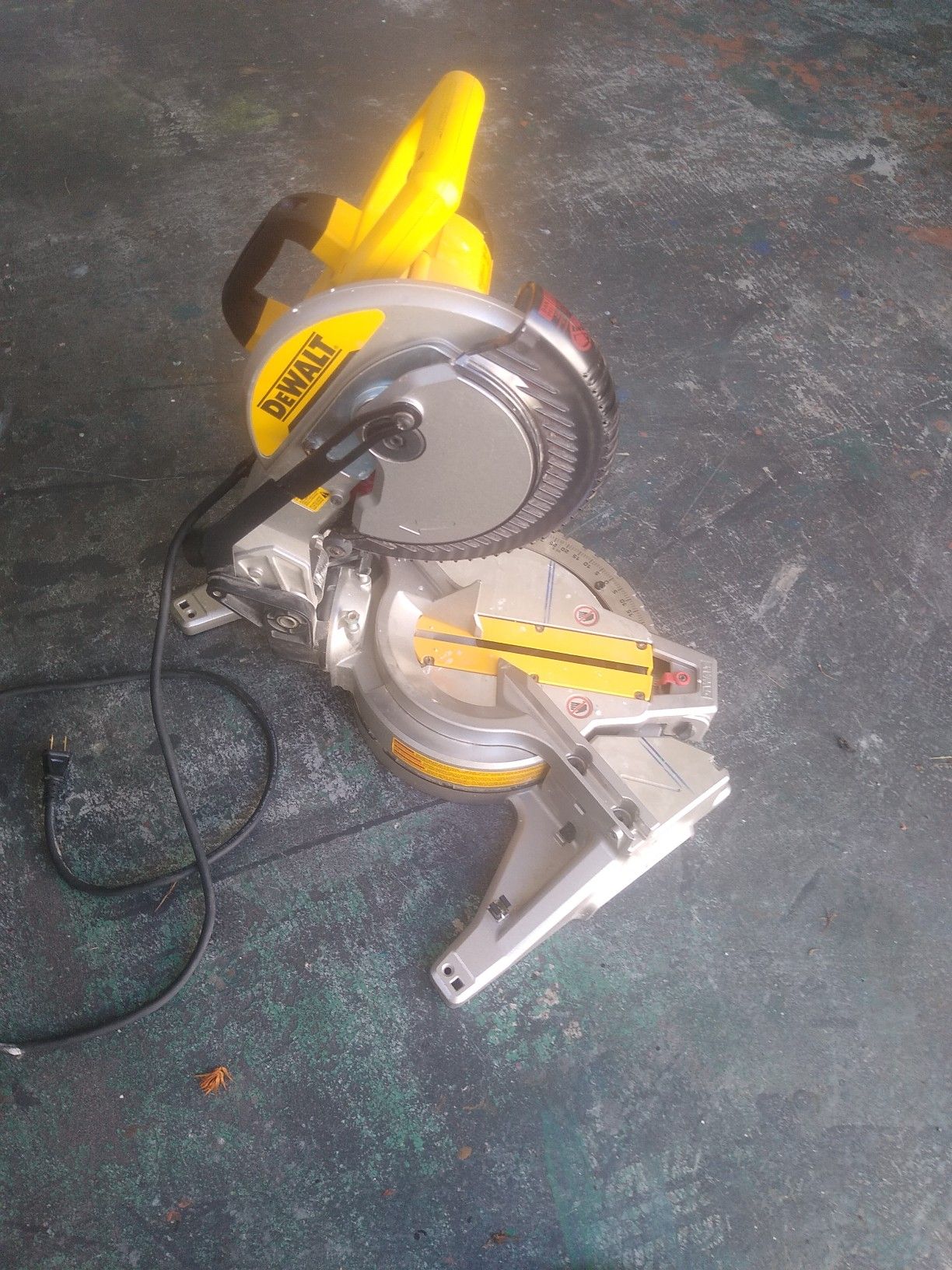 DeWalt compound saw