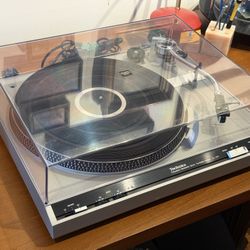 Technics SL-220 Quartz Lock Turntable