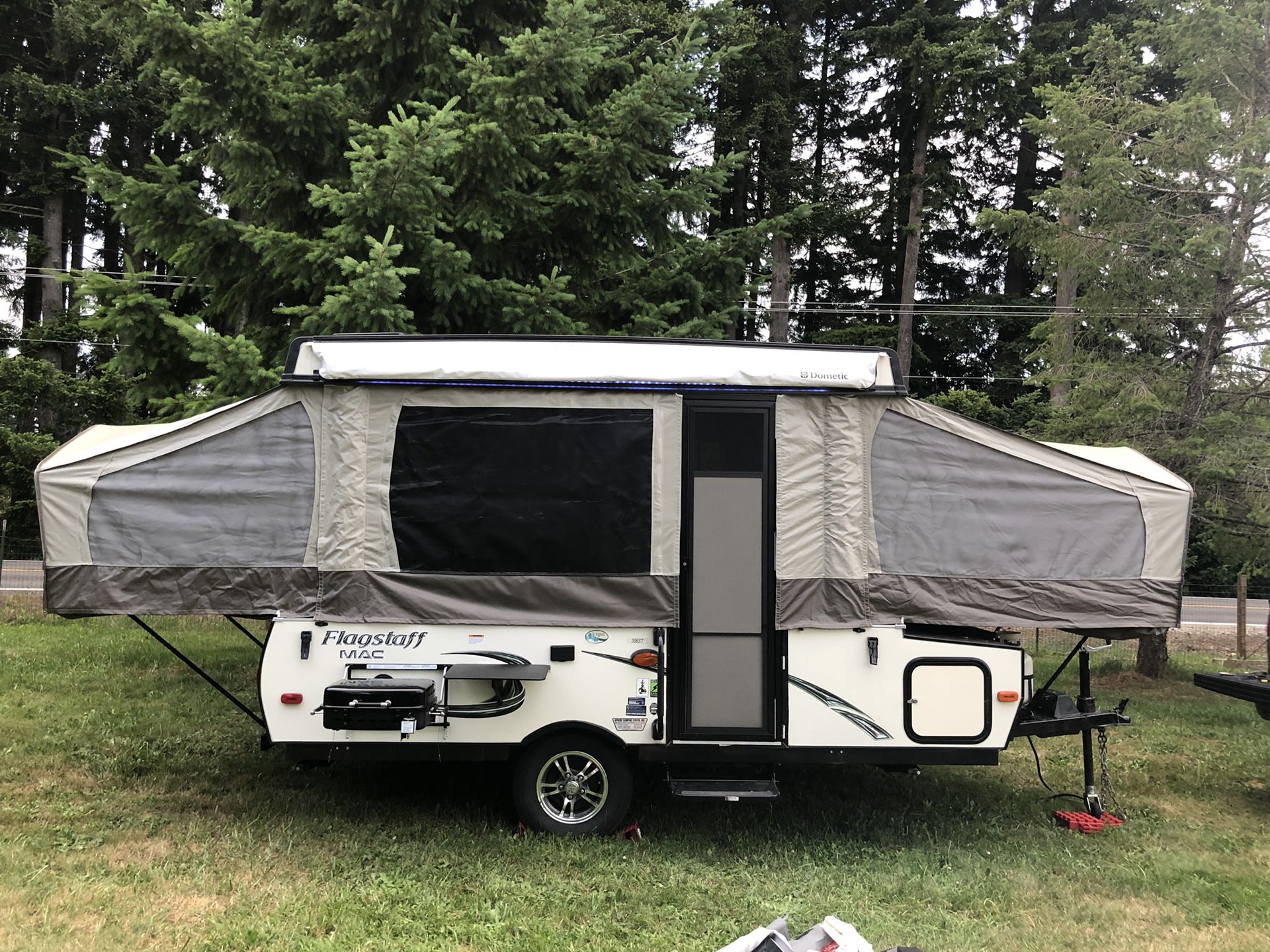 2016 flagstaff tent trailer - excellent condition!