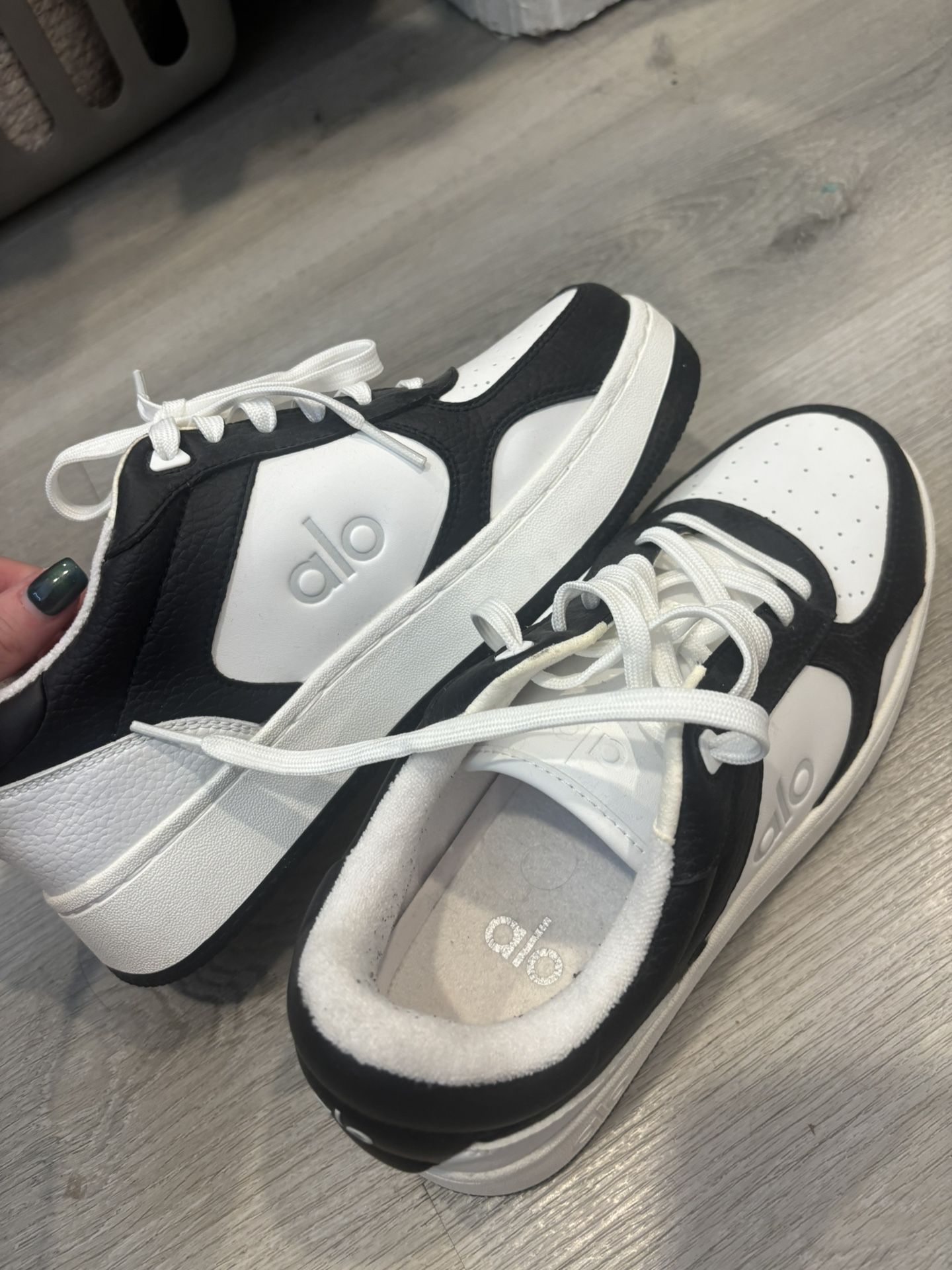Alo Yoga Shoes - Size 8 - Like New