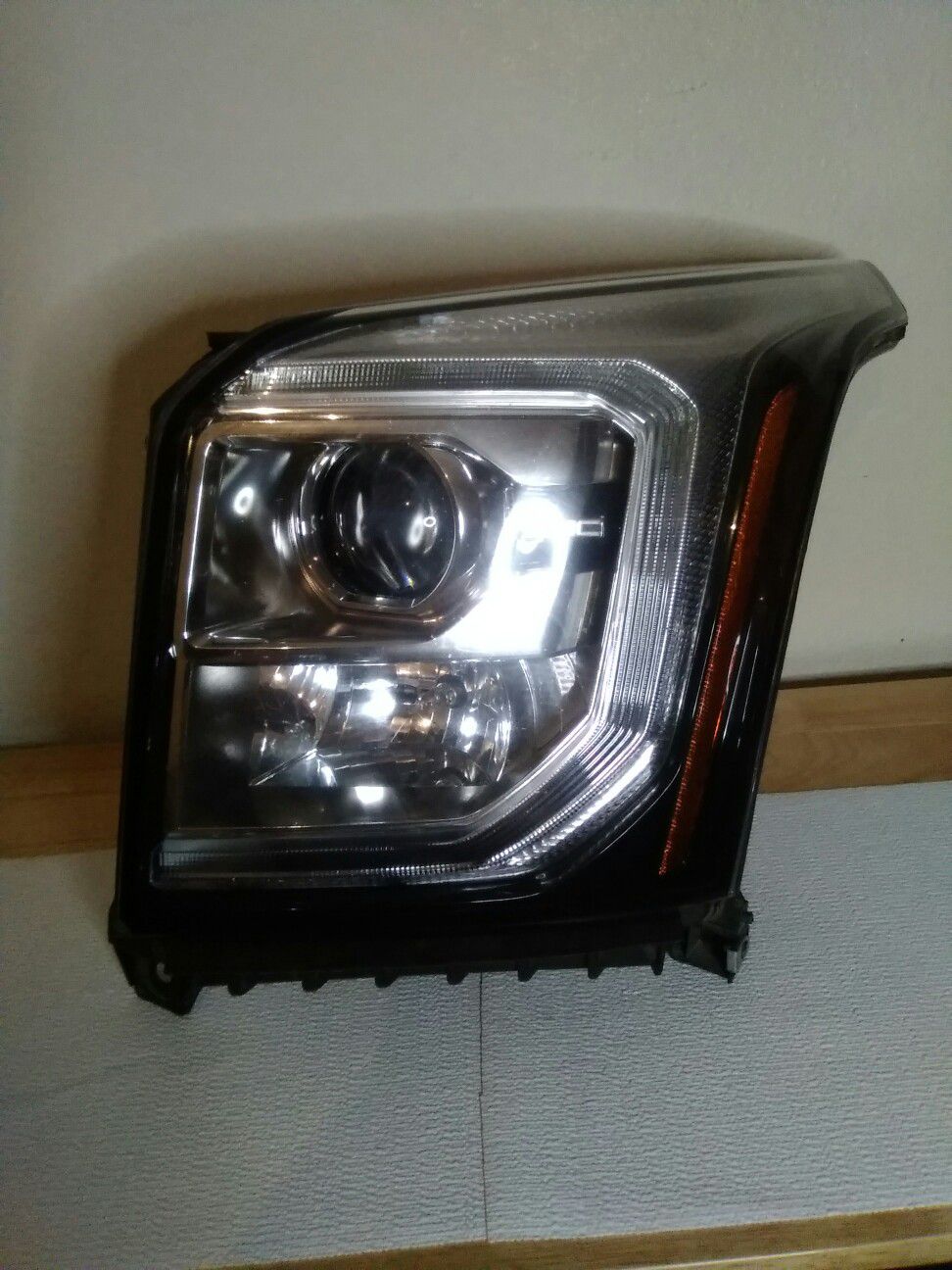 2015–2020 GMC Yukon halogen headlight