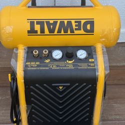 DEWALT 4.5-Gallon Portable Electric 225 PSI Horizontal Air Compressor
