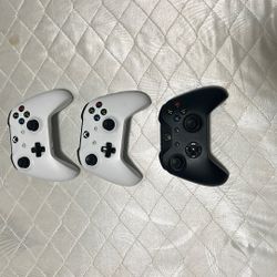 Bundle Of Xbox Controllers 