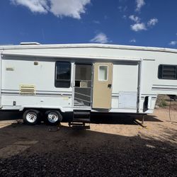 1996 33’ 5th Wheel Travel Trailer