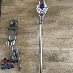 Dyson V8