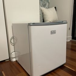 Mini fridge - Black and decker 1.2cu ft