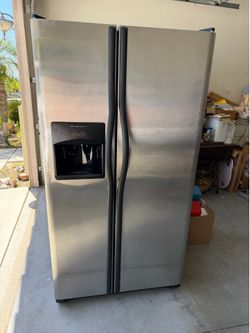 Frigidaire Side by Side Refrigerator Like New