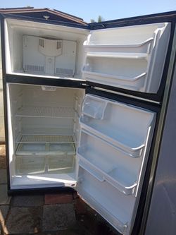 Kenmore refrigerator in good condition work perfect chip $200