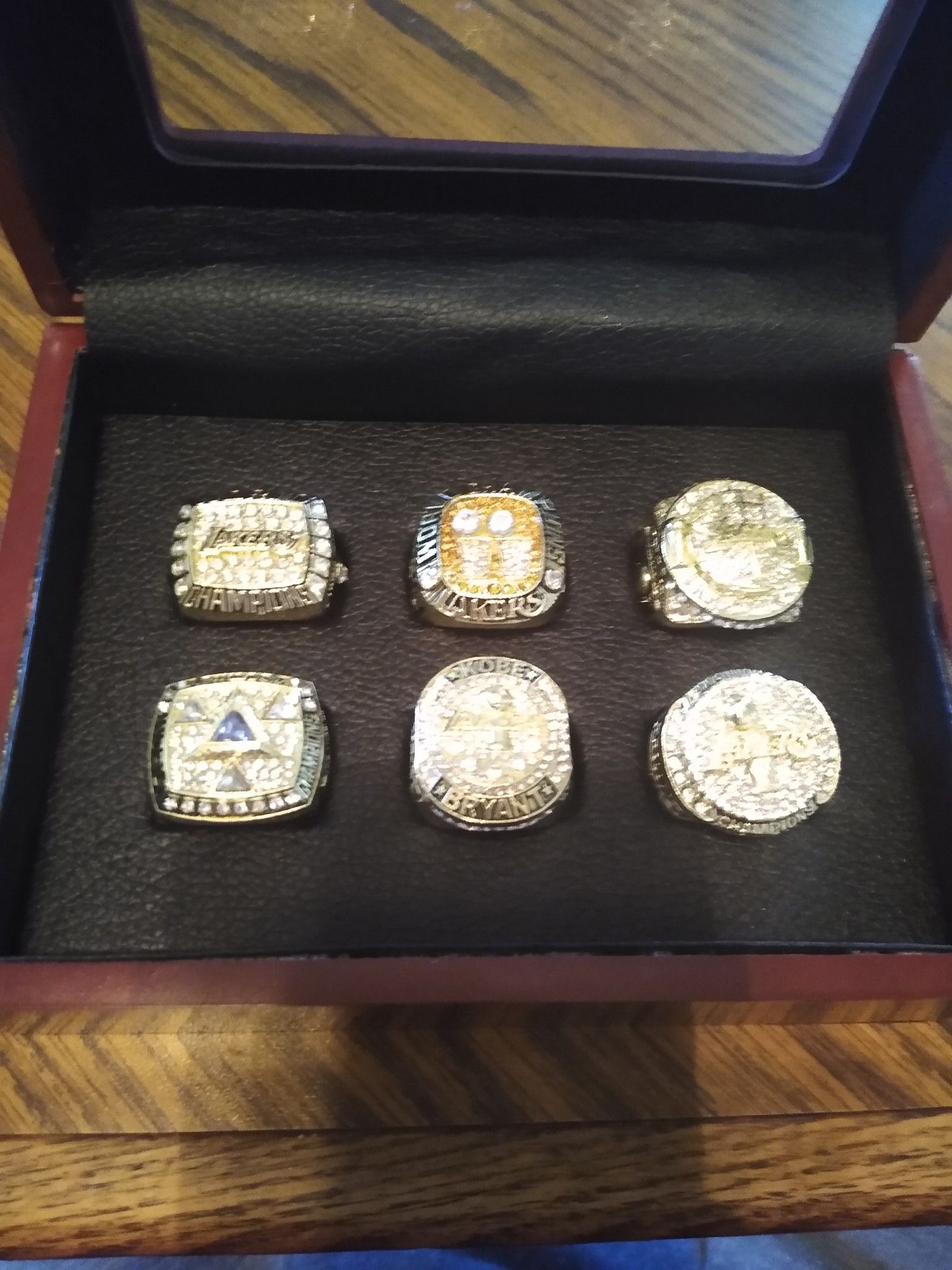 LA Lakers Championship Ring Set with Display Case