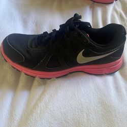 Woman’s Nike Sz7
