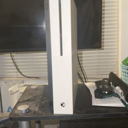 Xbox One S with 2 controllers (No Stick Drift)