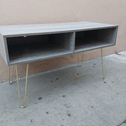 MODERN NICE TABLE/STAND TV.