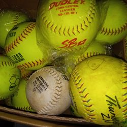 SOFTBALL 🥎🥎 SOFTBALLS 40 12 INCH for only 120!!Betta Hurry!