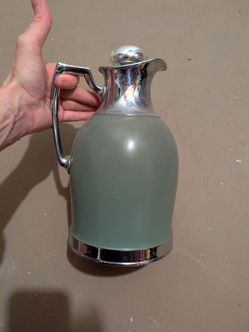 Vintage Landers Frary & Clark Insulated Pitcher.  Universal Brand, Made In The USA.  Excellent Condition. 