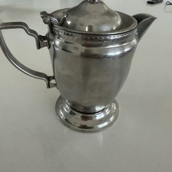 Tetera/Cafetera vintage Legion Utensils – Metal Plateado Pieza antigua marcada con “Legion Utensils – Pat. Appl’d For”. Perfecta para decoración vinta