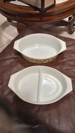 Set of 2vintage Pyrex casserole dishes