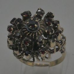 10KT YELLOW GOLD RING SIZE 7 7.2 GRAMS WITH 21 GARNETS. 882224-1. VERY GOOD CONDITION.  