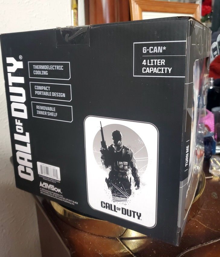 Call of Duty Defend Lenticular 4L 6-Can Mini Fridge, White