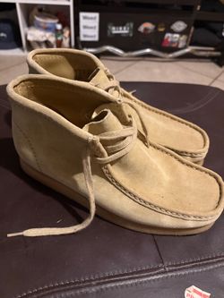 Clarks Wallabee Suede Chukka Boots size 8