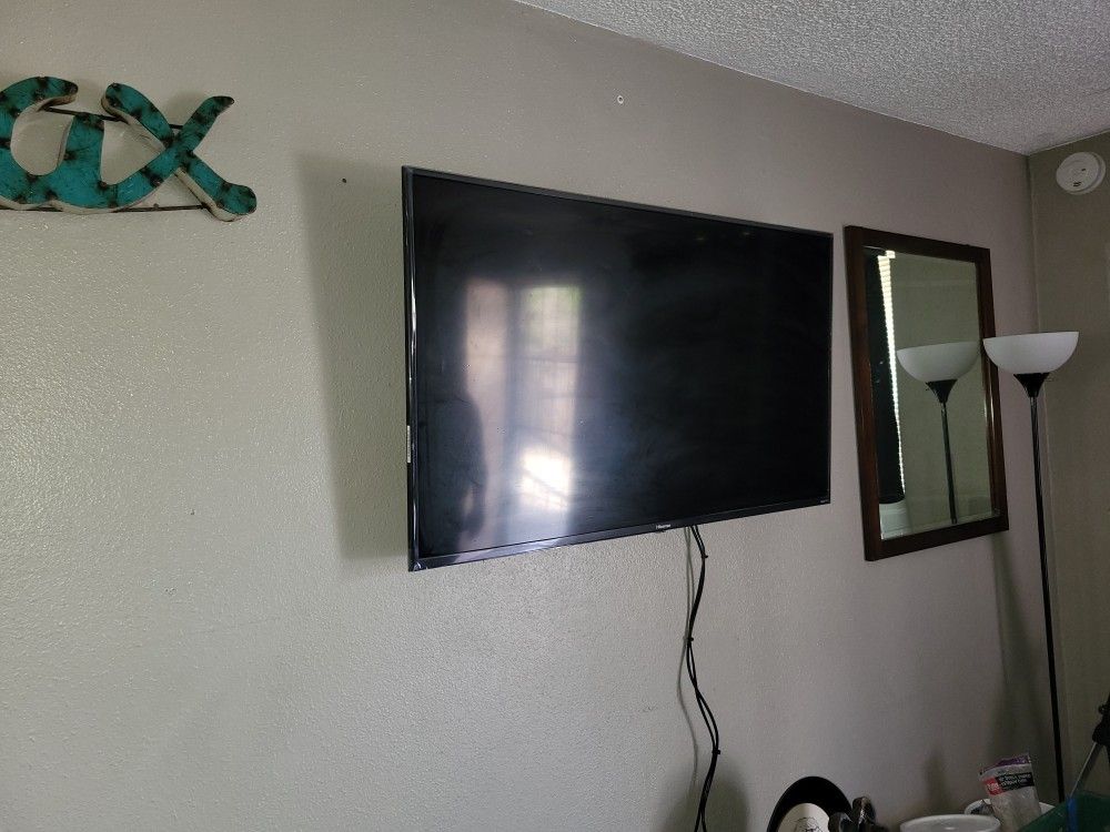 50 Inch Roku TV Plus Wall Mounting https://offerup.co/faYXKzQFnY?$deeplink_path=/redirect/ More Hit Me Up If Interested
