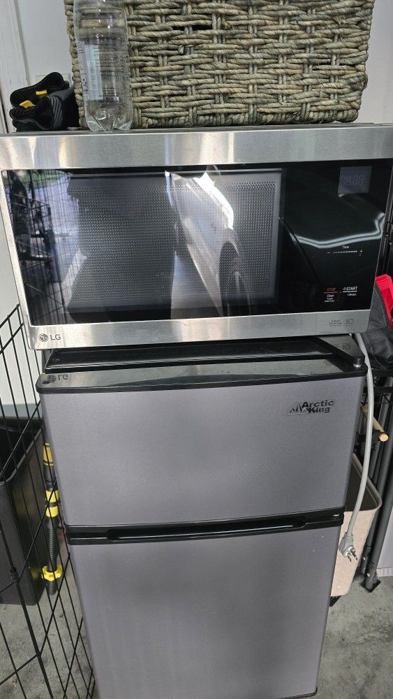 LG Microwave Like New