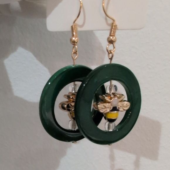 Elegant Green Shell With Bumble Bee 18K Gold Plated Drop Earrings Handmade NWT
