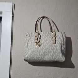 Authentic Michael Kors Purse Good Conditions 